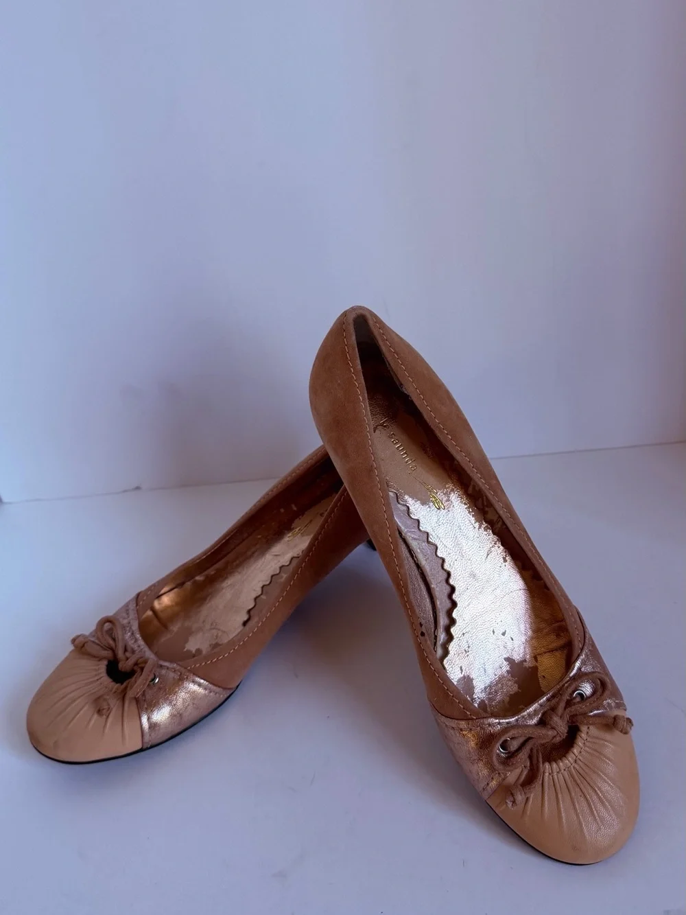 Le Saundra Women's Tan Leather Bow Ballet Flats